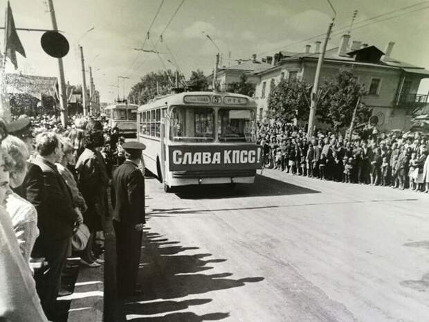 Демонстрация в Саранске в 1969 году. На переднем плане — троллейбус ЗИУ-5, с закрепленным на передней части плакатом, на котором написано "Слава КПСС!".