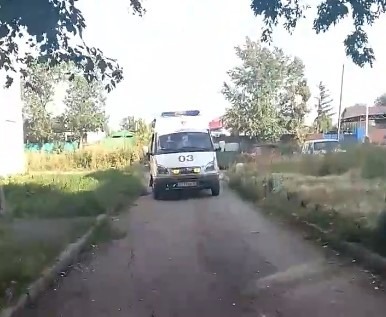 Нападения на сотрудников скорой помощи при исполнении ими их профессионального долга давно стали делом обыденным. Ни один из нападавших, как известно, так и не понес заслуженного наказания за причинение как минимум морального вреда медикам, и потому, чувствуя свою безнаказанность, агрессивно настроенное население все чаще и чаще срывает свое недовольство жизнью на приехавших их спасать “скоровиках”. Об очередном таком инциденте, на сей раз, в г.Кургане, рассказывает Znak.com 12 августа. Бригаду Курганской больницы скорой медицинской помощи, приехавшую в минувшие выходные по вызову на улицу Глинки, 16, атаковали агрессивно настроенные местные жители. Сотрудники были вынуждены вызвать полицию. Видео этой стычки разместили на странице группы «Инцидент Курган» в соцсети «ВКонтакте» сами очевидцы.