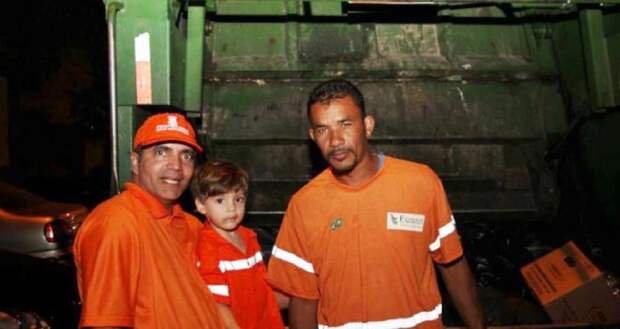 4-летний мальчик попросил на день рождения побыть мусорщиком. Родители помогли