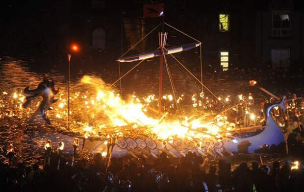 фестиваль викингов в шотландии- факельное шествие