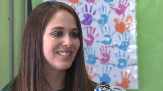 Учительница познакомилась с мужчиной в самолете и рассказала ему о бедных учениках в своей школе. Тогда незнакомец решил сделать ей щедрый подарок