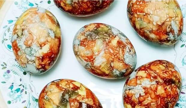 Мраморные яйца в каркаде и луковой шелухе