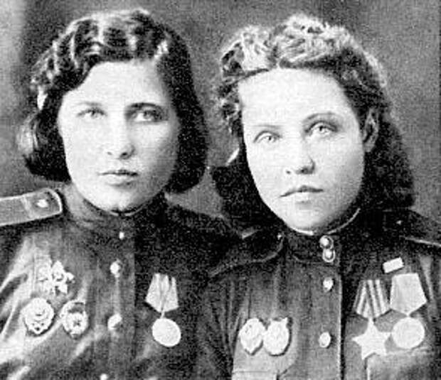 Снайперы Полина Крестьянинова (слева) и Анна Носова (справа). Фотография