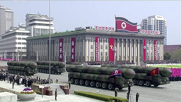 Парад в Пхеньяне, посвященный 105-й годовщине со дня рождения основателя КНДР Ким Ир Сена. 15 апреля 2017