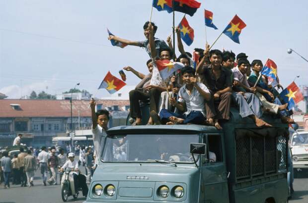 Вьетнамцы празднуют падение Сайгона. 30 апреля 1975