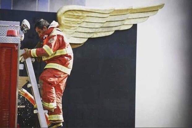 13. Пожарный во время землетрясения в Мексике прекрасное, природа, фотографии