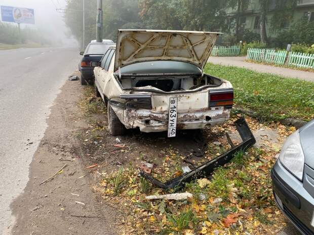 В Рязани водитель въехал в стоящую легковушку и скрылся с места аварии