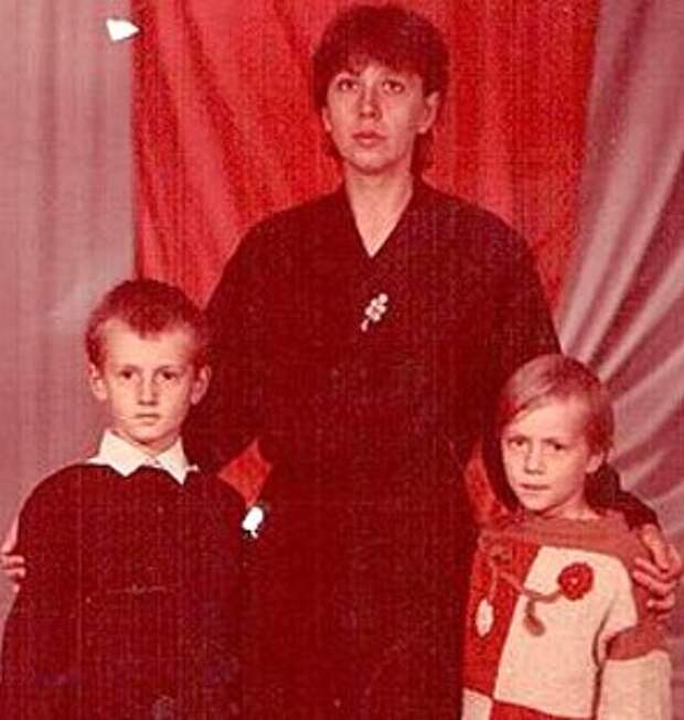 семья настасьи. самбурская в детстве. семья настасьи. семья настасьи. семья настасьи.