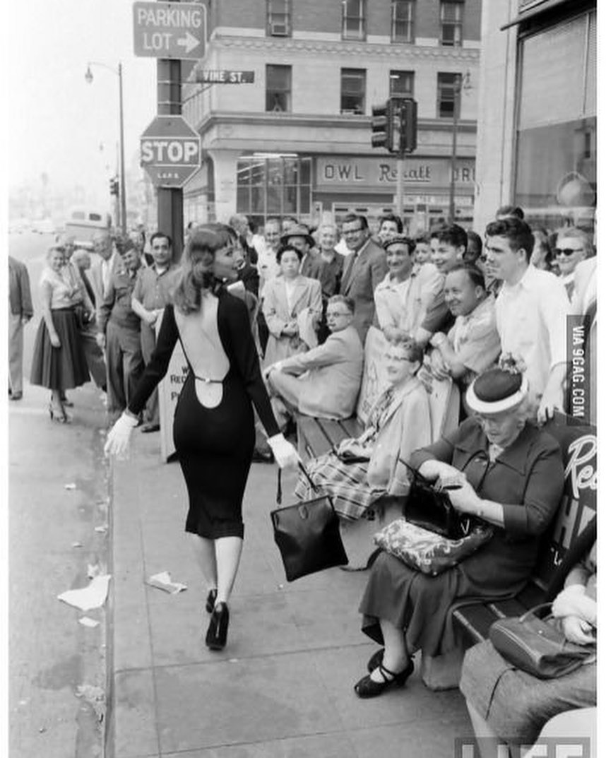 Вот какую реакцию вызывала в 1957 году девушка в платье с открытой спиной