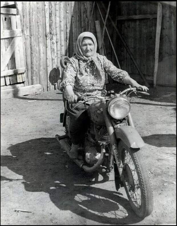 Мотоцикл был предметом гордости каждого двора СССР, деревня, мотоциклы