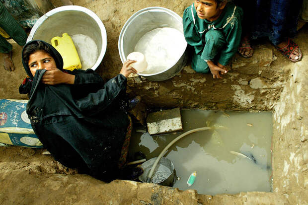 Питьевая вода из ямы в районе Багдада