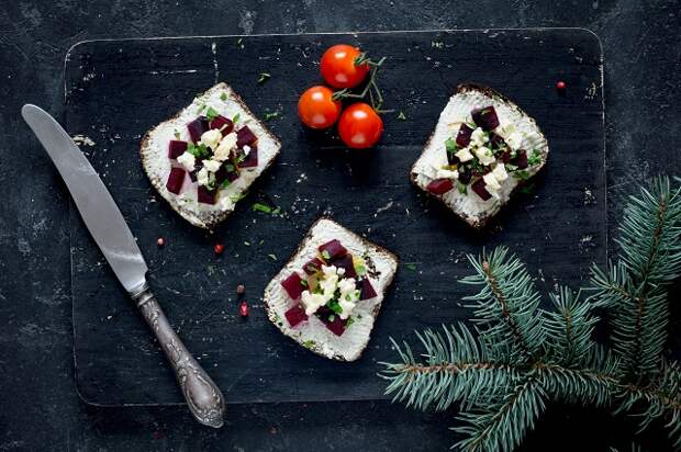 Appetizer with roasted beet and goat cheese