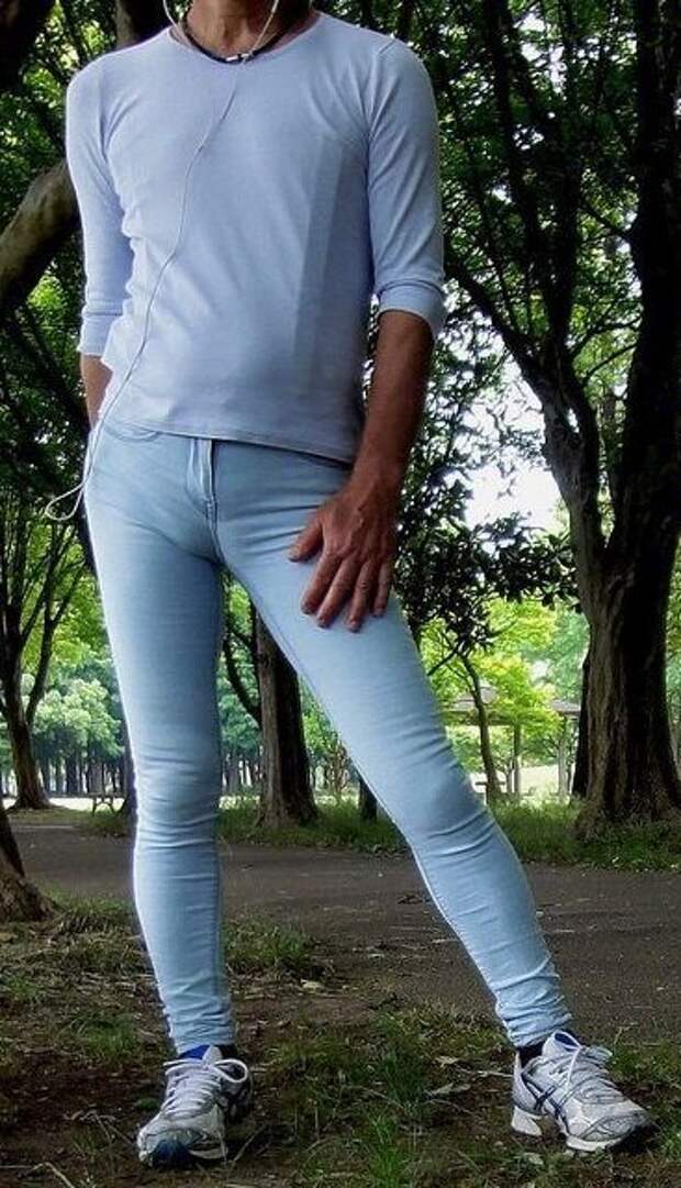 Мальчик в белых джинсах