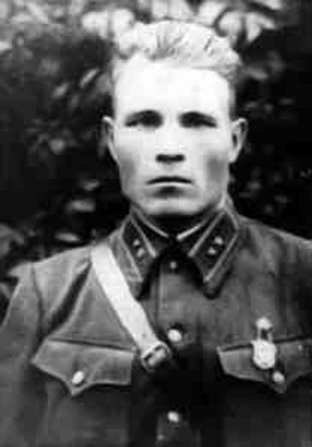 Начальник 13-й заставы Владимир-Волынского погранотряда лейтенант Алексей Лопатин. Начальник 13-й заставы Владимир-Волынского погранотряда лейтенант Алексей Лопатин.