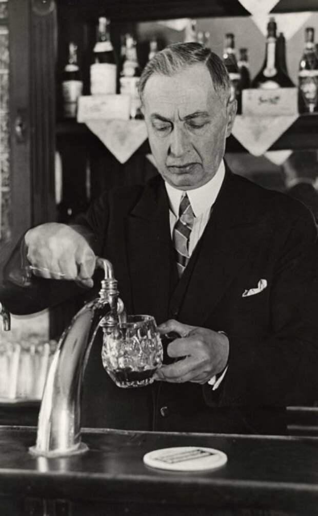 Самый известный в России комический актер оперетты Александр Полонский, в эмиграции работающий за барной стойкой в небольшом русском кафе в Берлине. Германия, 1930 год.