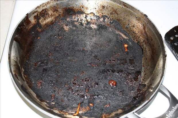 Что делать, если пригорает чугунная сковорода