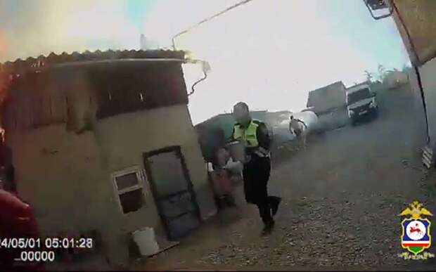 Экшн от первого лица: инспектор ДПС тушит полыхающий гараж (видео)