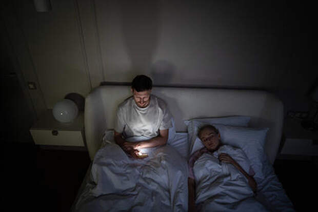 Почему опасно спать с телефоном под подушкой