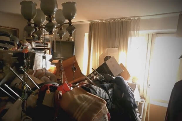 Пенсионер захламил квартиру до потолка и стал ночевать на парковке