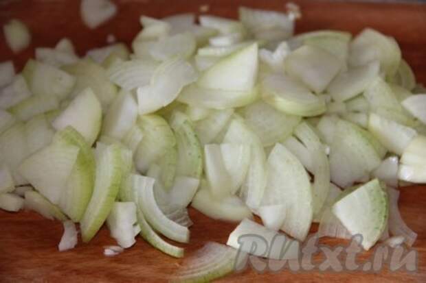 Лук нарезать полукольцами.