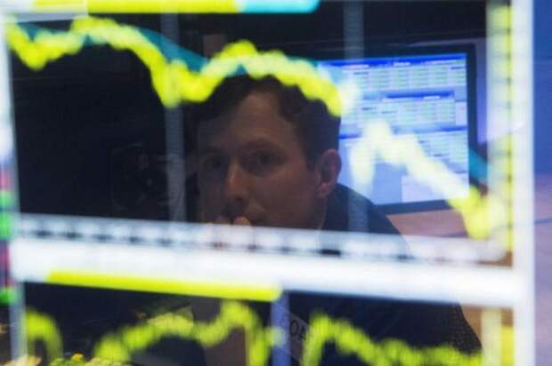 A trader watches the screen at his terminal on the floor of the New York Stock Exchange in New York October 15, 2014. REUTERS/Lucas Jackson
