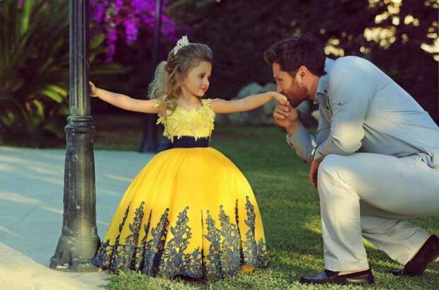 4736910-1000-1448629575-2015-sexy-cheap-yellow-blue-ball-gown-girl