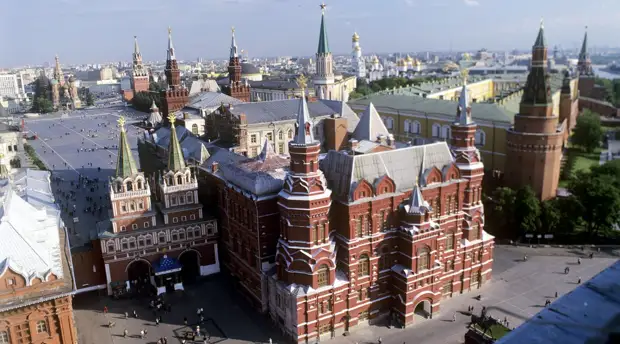 «В поддержку современного искусства»: обнажившийся в Третьяковке художник объяснил мотивы своего поступка