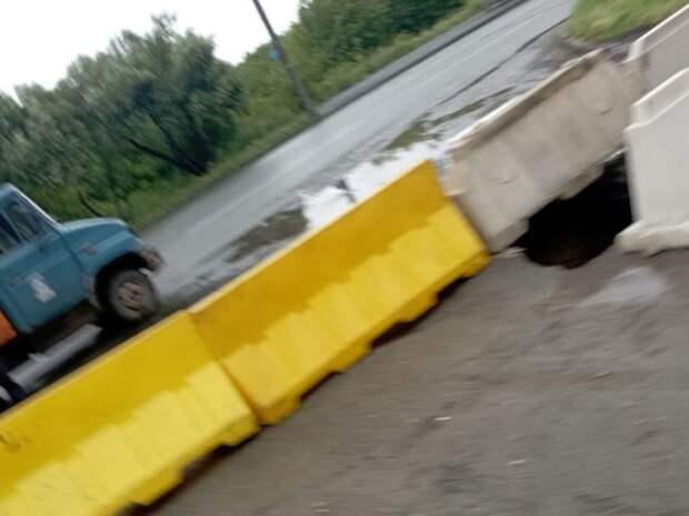 В центре Челябинска под движущимся автомобилем провалился асфальт