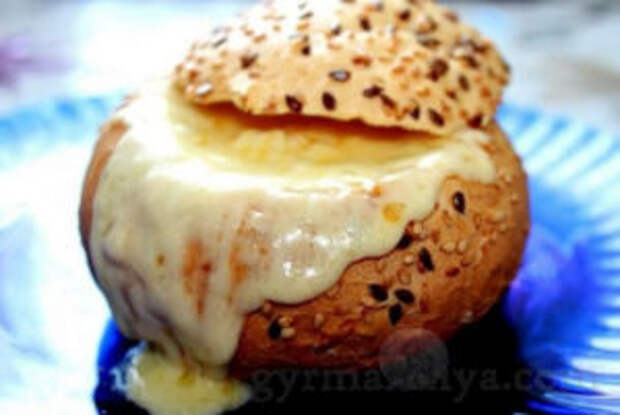 Жюльен в булочках с соусом «Бешамель»