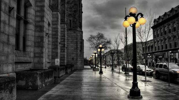 street_city_evening_black_white_lights_b