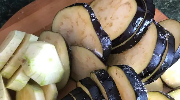 Запеченные баклажаны без кожицы. Маринованные баклажаны по итальянски. Баклажаны без соли. Как удалить горечь из баклажанов. Баклажаны по-турецки с фаршем.