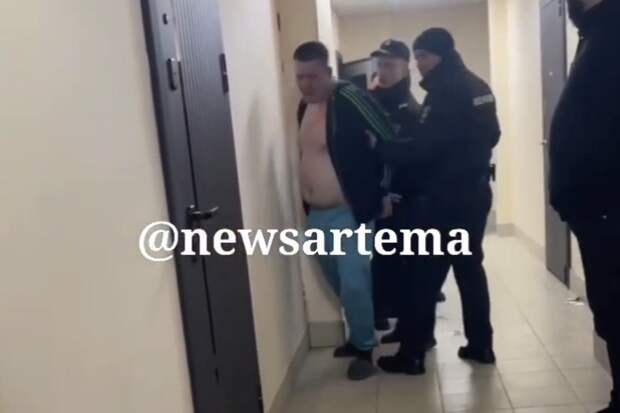 В Приморье задержали мужчину, который бегал голым по подъезду