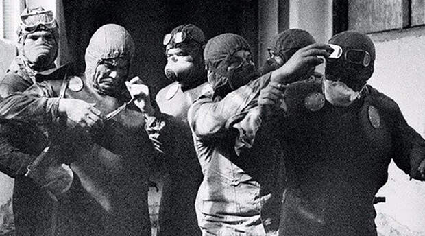 Экстренные меры Решено было проникнуть к запорным клапанам через затопленные камеры четвертого реактора. Для этого дела требовались опытные дайверы, к тому же досконально знающие АЭС и не боящиеся смерти. По счастью, такие нашлись.