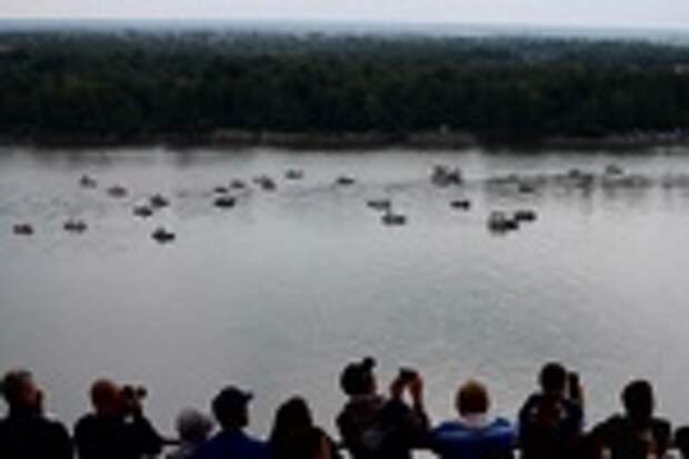 Люди на выступлении 