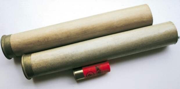 Патроны для «уточницы» (коричневого цвета) в сравнении с патронами для обычного дробовика. | Фото: gungeekfrag.tumblr.com.