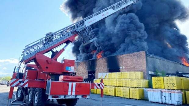 Крупный пожар вспыхнул на складах в Кызыле