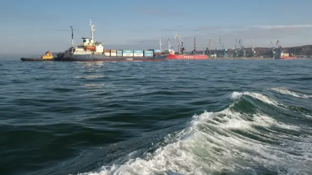 Сухогруз сел на мель у берегов сахалинского Холмска