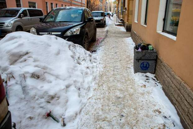 Снежный завал парализовал движение пешеходов на улице Руднева в Петербурге
