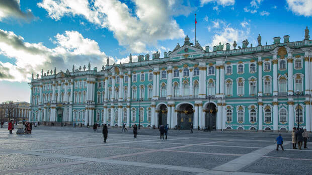 Посетитель Эрмитажа заплатил 825 тысяч рублей за селфи на троне