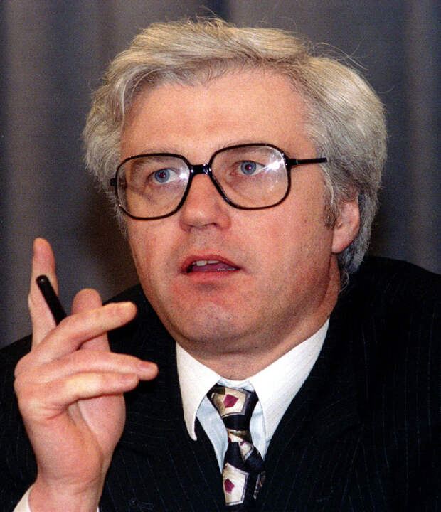 Виталий Чуркин, заместитель министра иностранных дел России, отвечает на вопросы журналистов на пресс-конференции. Москва, 1994 год