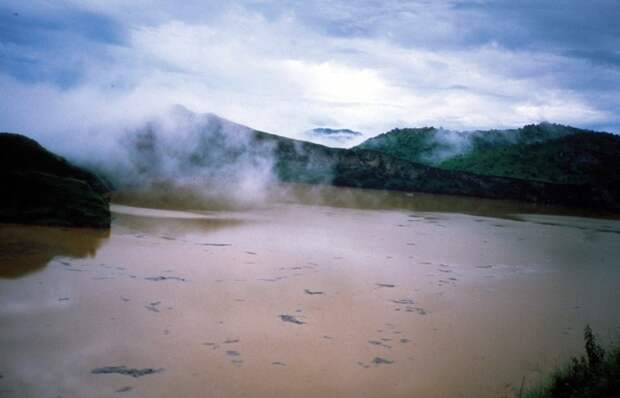 Странная катастрофа: облако углекислого газа на озеро Ньос.