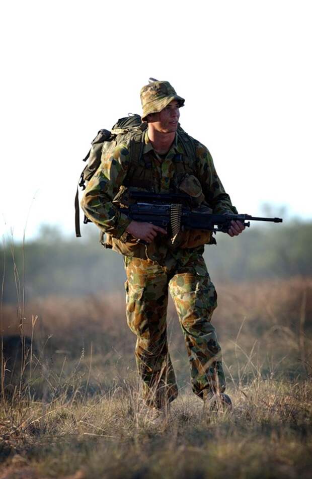 3 RAR PARACHUTE INTO SHOALWATER BAY