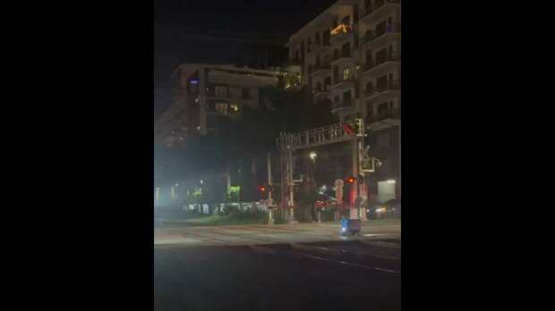 В Майами робот-курьер совершил самоубийство — малыш встал на железнодорожных путях и ждал поезд.