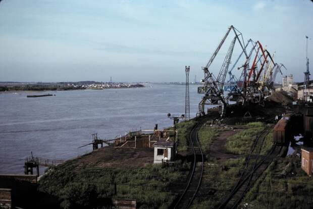 Краны речного порта. СССР, Омск, 1979 год. 