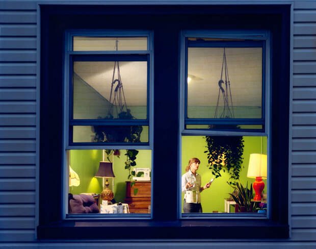 «Из моего окна»: фотограф заглянул в окна жителей Парижа и Нью-Йорка