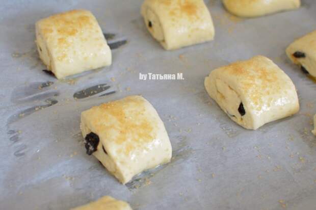 Сдобные булочки с изюмом