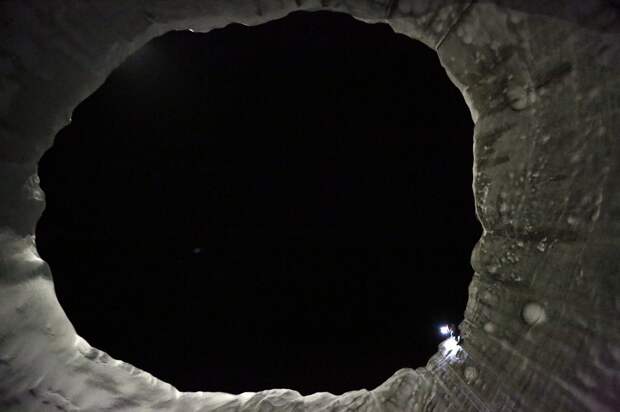 Ученые впервые спустились на дно гигантской "черной дыры" на Ямале