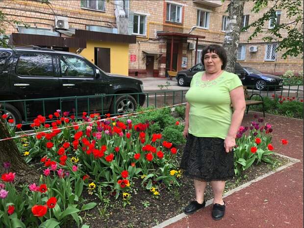 Жительница дома на Академика Комарова превратила двор в цветущий сад