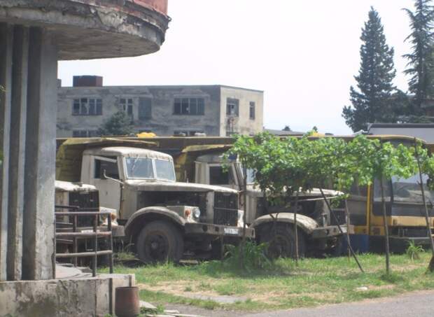 Брошенные грузовики на территории "КАЗа". Наши дни.