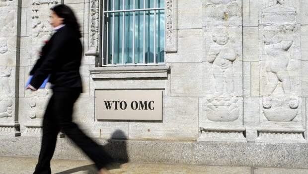 Женщина проходит возле здания ВТО. Архивное фото